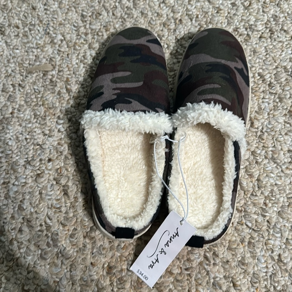 NWT Anna & Ava Camo Woman’s Slippers Small 5-6
